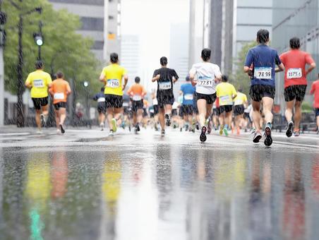 雨のマラソン大会で走る人たち 雨のマラソン大会で走る人たちの写真