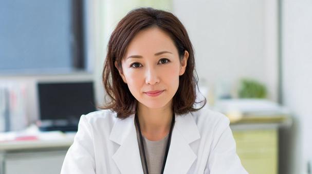 診察室に座る女性医師4 診察室に座る女性医師4の写真