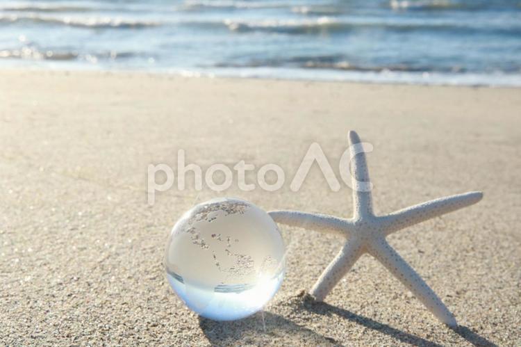 きらきら海　ガラスの地球儀　ヒトデ　砂浜　夏の海 海,砂浜,夏の海の写真素材