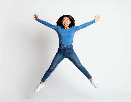 全身で喜びを表現する10代の日本人女性 全身で喜びを表現する10代の日本人女性の写真