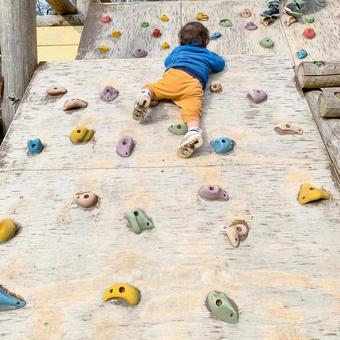 クライミングウォールを登る子ども クライミングウォールを登る子ども ボルダリング,子供,小さいの写真素材