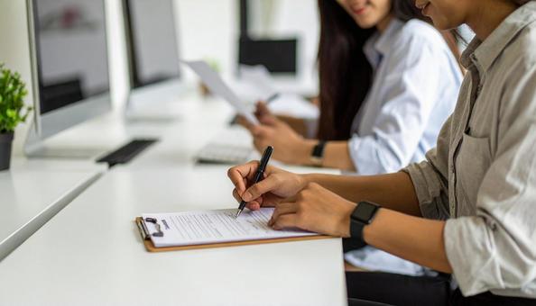 カジュアルな服装で話すビジネスウーマン カジュアルな服装で話すビジネスウーマンの写真