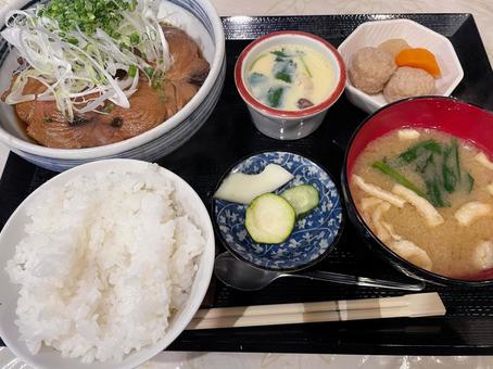 まぐろテールの煮つけ定食 まぐろテールの煮つけ定食 和食,煮物,煮魚の写真素材
