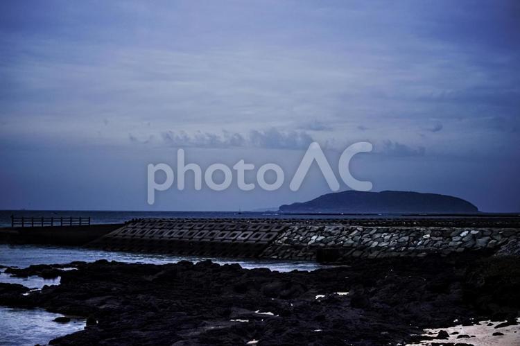 ＜五島の風景＞夜明けの多郎島海水浴場 堤防,防波堤,海の写真素材