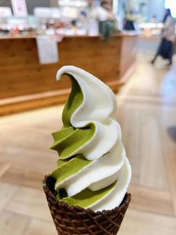 抹茶ソフトクリーム アイスクリーム,2種類,バニラアイスの写真素材