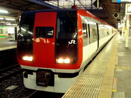 253系特急停車シーン 253系特急停車シーンの写真