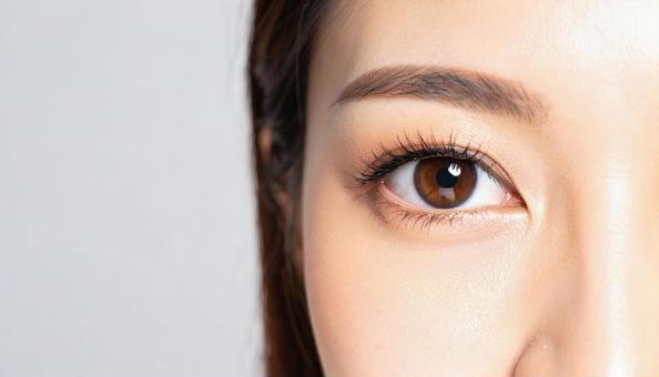 日本人女性の右の瞳のアップ 日本人女性の右の瞳のアップ の写真