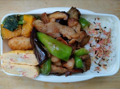 豚バラピーマンなす焼肉のタレ炒め弁当! 豚バラピーマンなす焼肉のタレ炒め弁当! お弁当,弁当,手作りの写真素材