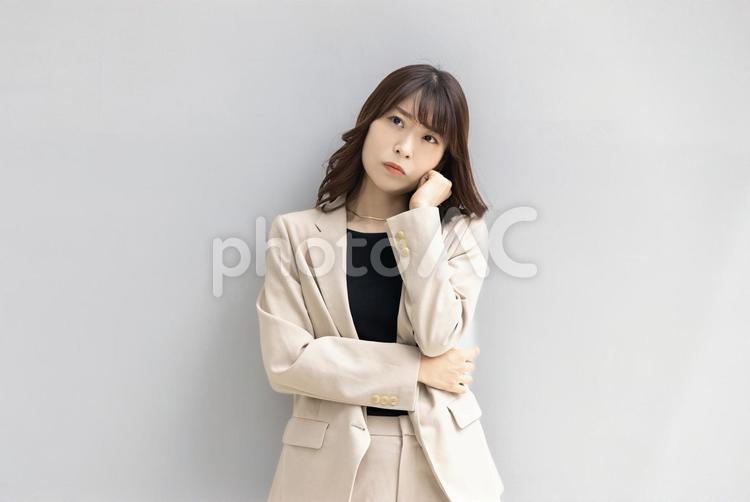 考えごとをするビジネスウーマン 女性,ビジネス,悩むの写真素材