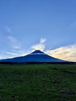 大空と彩雲と富士山 大空と彩雲と富士山 富士山,彩雲,雲の写真素材