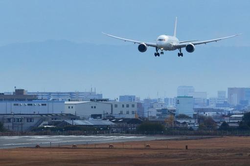 大阪国際空港で離発着する旅客機 大阪国際空港で離発着する旅客機 大阪国際空港,伊丹空港,旅客機の写真素材