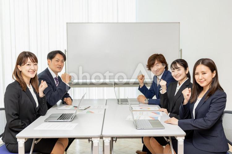 商談をするスーツ姿の男女（ガッツポーズ） 会議,ビジネス,商談の写真素材