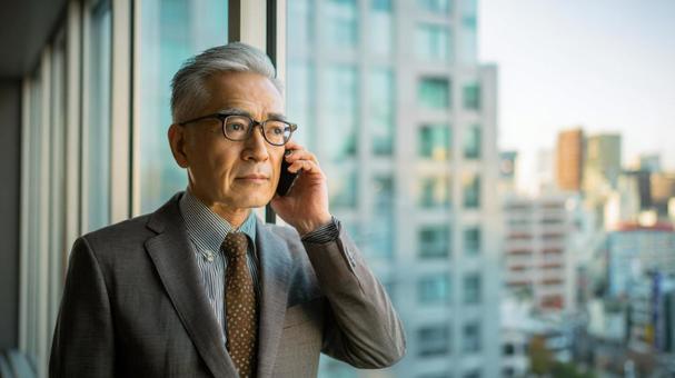 真剣な表情の通話 真剣な表情の通話の写真