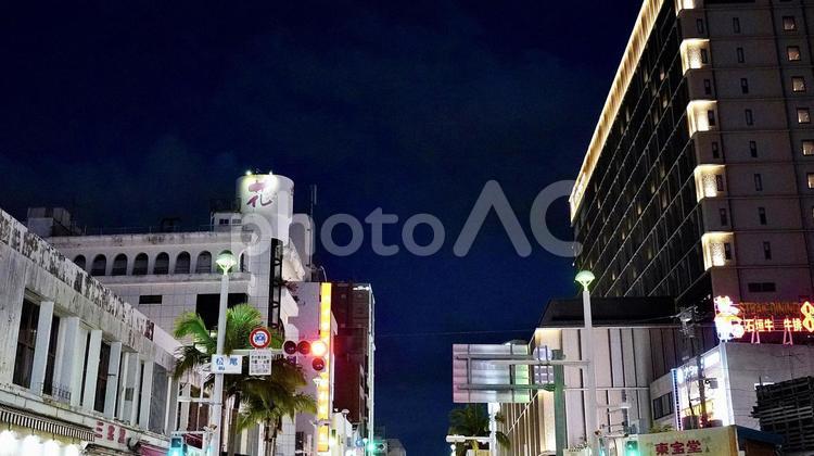 沖縄県那覇市の夜の国際通り 国際通り,沖縄,那覇の写真素材