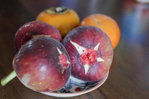 秋の味覚、イチジクと柿の写真