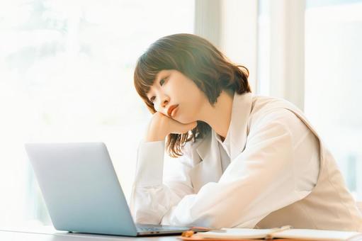 パソコンを使いながら悩む女性 パソコンを使いながら悩む女性 女性,パソコン,pcの写真素材