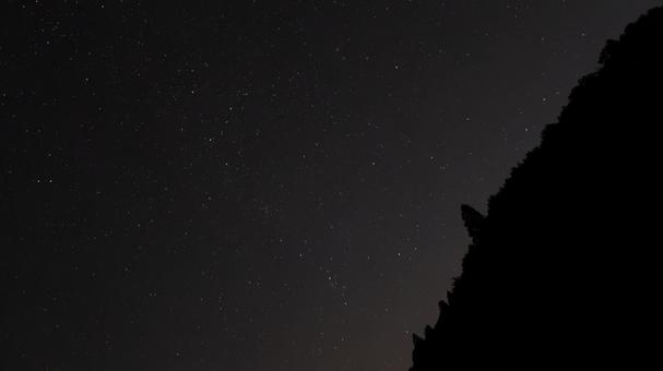 静寂の山頂に輝くカシオペア 静寂の山頂に輝くカシオペア 山頂,カシオペア,星座の写真素材