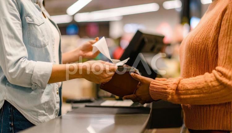 レジでレシートとおつりをもらう女性の手 レジ,コンビニ,スーパーの写真素材