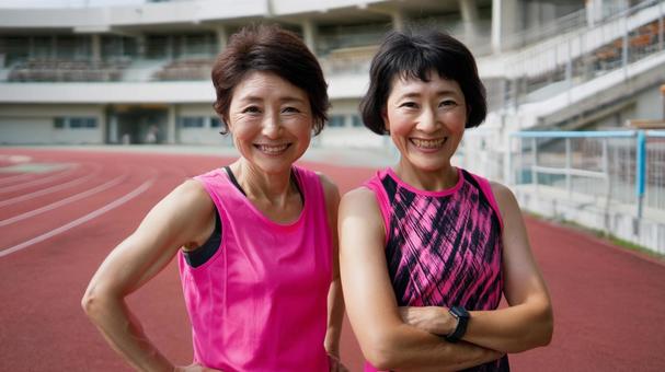 陸上競技を楽しむ中年・シニア女性16 陸上競技を楽しむ中年・シニア女性16の写真