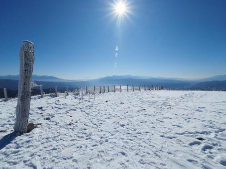 雪景色・高ボッチ山山頂 雪景色・高ボッチ山山頂 高ボッチ山,山頂,標識の写真素材