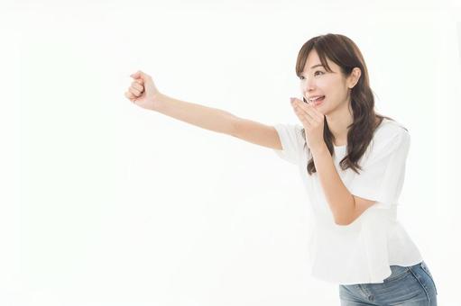 若い女性 見上げる 応援 若い女性 見上げる 応援の写真