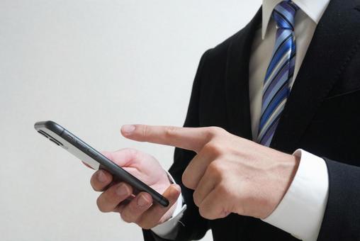 スマホを操作するビジネスマンのイメージ③ スマホを操作するビジネスマンのイメージ③ スマホ,スマートフォン,iphoneの写真素材