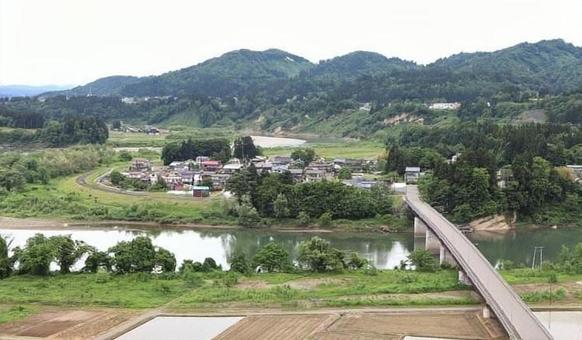 信濃川沿い集落の風景 信濃川沿い集落の風景の写真