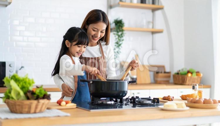 家のキッチンで子供に料理を教える母親 家事,女性,家の写真素材