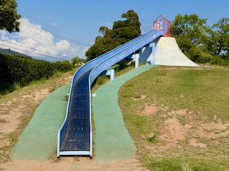 夏の公園　丘の上の滑り台 丘,楽しい,スロープの写真素材