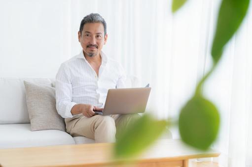 テレワークをするミドルの男性 テレワーク,男性,エンジニアの写真素材