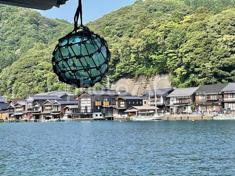 ビン玉の向こうに見える伊根の舟屋 ビン玉,浮き,伊根の舟屋の写真素材