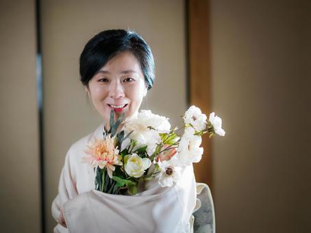 33:花と着物の女性 33:花と着物の女性 着物,花,花束の写真素材