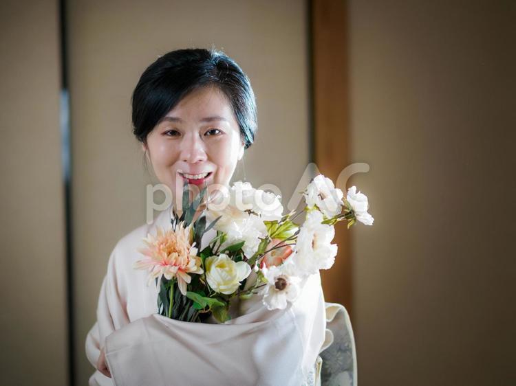 33：花と着物の女性 着物,花,花束の写真素材