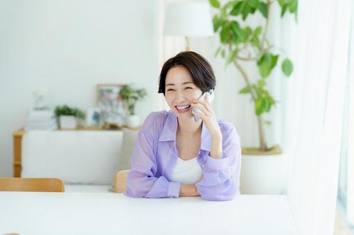 スマホで電話するミドル女性 スマホ,笑顔,女性の写真素材