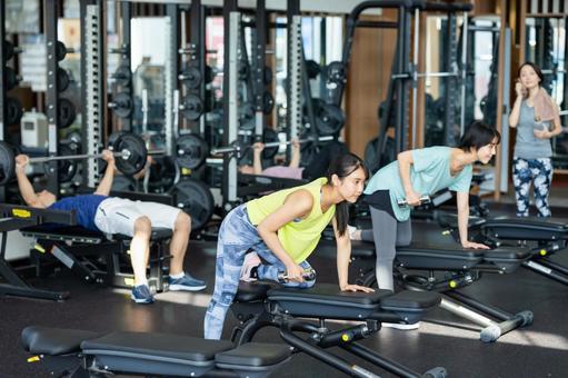 ジムでトレーニングする人々 ジム,フリーウェイト,ダンベルの写真素材