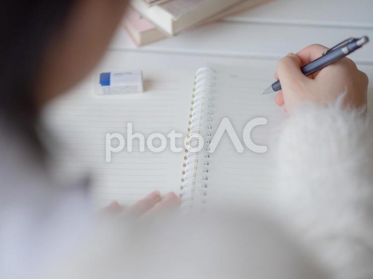 勉強をする女子高校生のイメージ 予備校,女子高校生,女子校生の写真素材