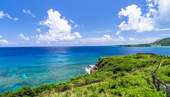 青空が広がる沖縄の海のイメージ 青空が広がる沖縄の海のイメージの写真