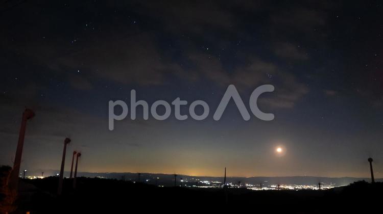 夜風に舞う光の翼 風力発電,翼,回るの写真素材