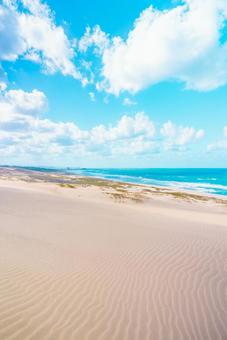 【鳥取】青空と鳥取砂丘の写真