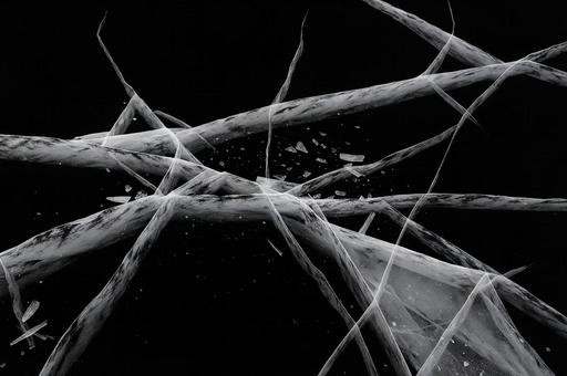 砕けたガラス片の重なりの写真