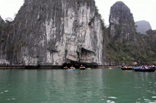 ベトナムの世界遺産ハロン湾のルオン洞窟 ベトナムの世界遺産ハロン湾のルオン洞窟 ベトナム,世界遺産,ハロン湾の写真素材