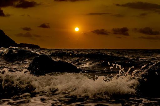 <素材>秋の海に沈む夕日と海の波しぶき <素材>秋の海に沈む夕日と海の波しぶき 海,サンセット,夜明けの写真素材