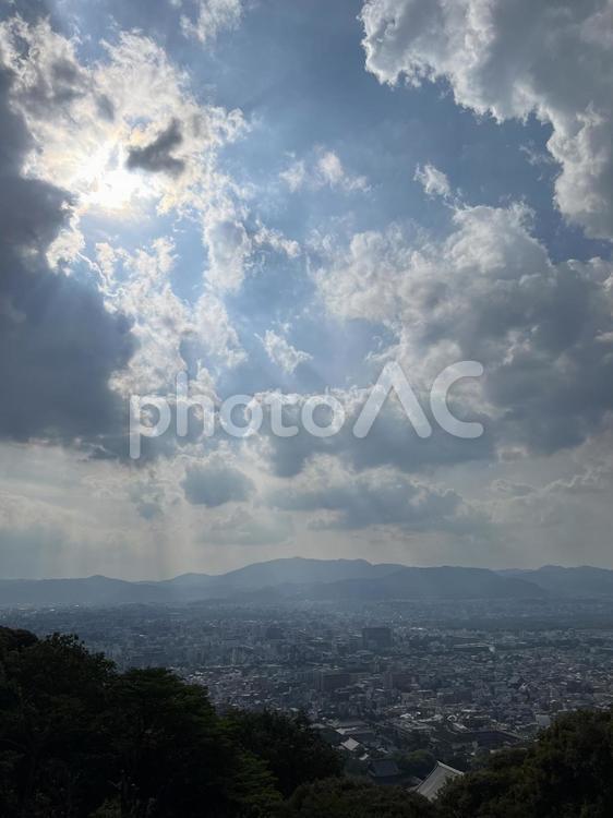 天使の梯子と京都市街 雲,空,青空の写真素材