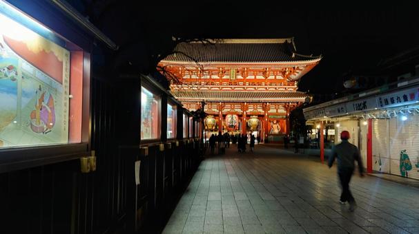 夜の浅草寺仲見世商店街 夜の浅草寺仲見世商店街 浅草寺,夜景,仲見世商店街の写真素材