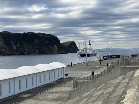 大島の船着場に接岸中のフェリー 大島,船着場,フェリーの写真素材