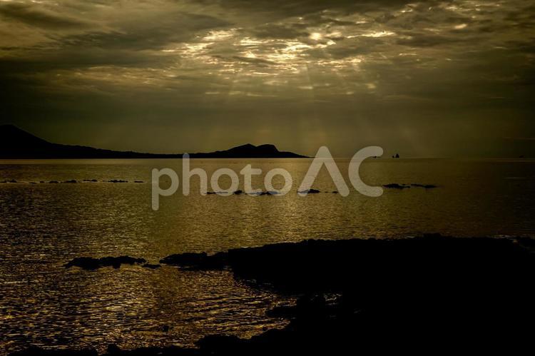 ＜五島＞夜明けのさんさん富江キャンプ村 海,夜明け,空の写真素材