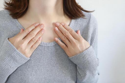 胸に手を当てる女性　心配 心配,不安,心の写真素材