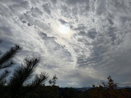 日差しを遮るやや厚い雲 積雲,高積雲,空の写真素材