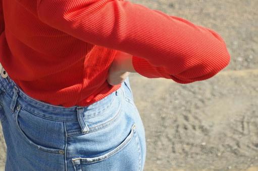 腰痛で腰をおさえる女性 腰痛で腰をおさえる女性 腰痛,腰,女性の写真素材