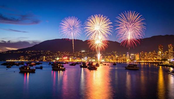 川 打ち上げ花火 夏 川 打ち上げ花火 夏の写真